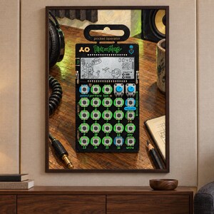 Pu&ograve; includere: Un sintetizzatore pocket operator edizione Rick e Morty nero dotato di uno schermo LCD digitale con grafiche di personaggi, una griglia di sedici pulsanti numerati, due manopole rotanti blu e varie etichette di controllo stampate.
