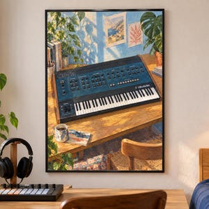 Pu&ograve; includere: Una stampa artistica da parete incorniciata che raffigura un sintetizzatore Oberheim su una scrivania in legno in una stanza soleggiata. La scena include una tazza, libri e piante, con una parete blu sullo sfondo con due quadri e ombre di foglie.