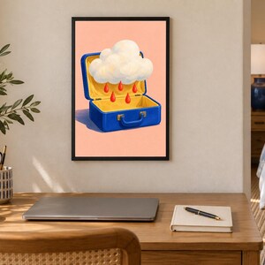 K&ouml;nnte beinhalten: Ein gerahmter Wandkunstdruck mit einem blauen Koffer, der ge&ouml;ffnet ist und eine wei&szlig;e, flauschige Wolke im Inneren zeigt. Die Wolke l&auml;sst leuchtend rote Tropfen in das gelbe Innere des Koffers regnen, alles vor einem hellen pfirsichfarbenen Hintergrund.