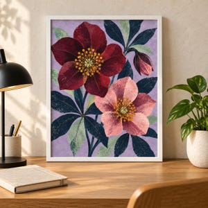 K&ouml;nnte beinhalten: Ein gerahmter Kunstdruck mit einer botanischen Illustration von zwei Nieswurzbl&uuml;ten, eine in Dunkelburgunder und eine in zartem Rosa, mit gelben Mitten und dunkelgr&uuml;nem Laub vor einem hellvioletten Hintergrund mit texturierter Optik.