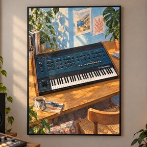 Pu&ograve; includere: Una stampa artistica da parete incorniciata che raffigura un sintetizzatore Oberheim OB-Xa su una scrivania in legno. La scena include una tazza, libri e piante in vaso in una stanza soleggiata con ombre blu sulla parete.