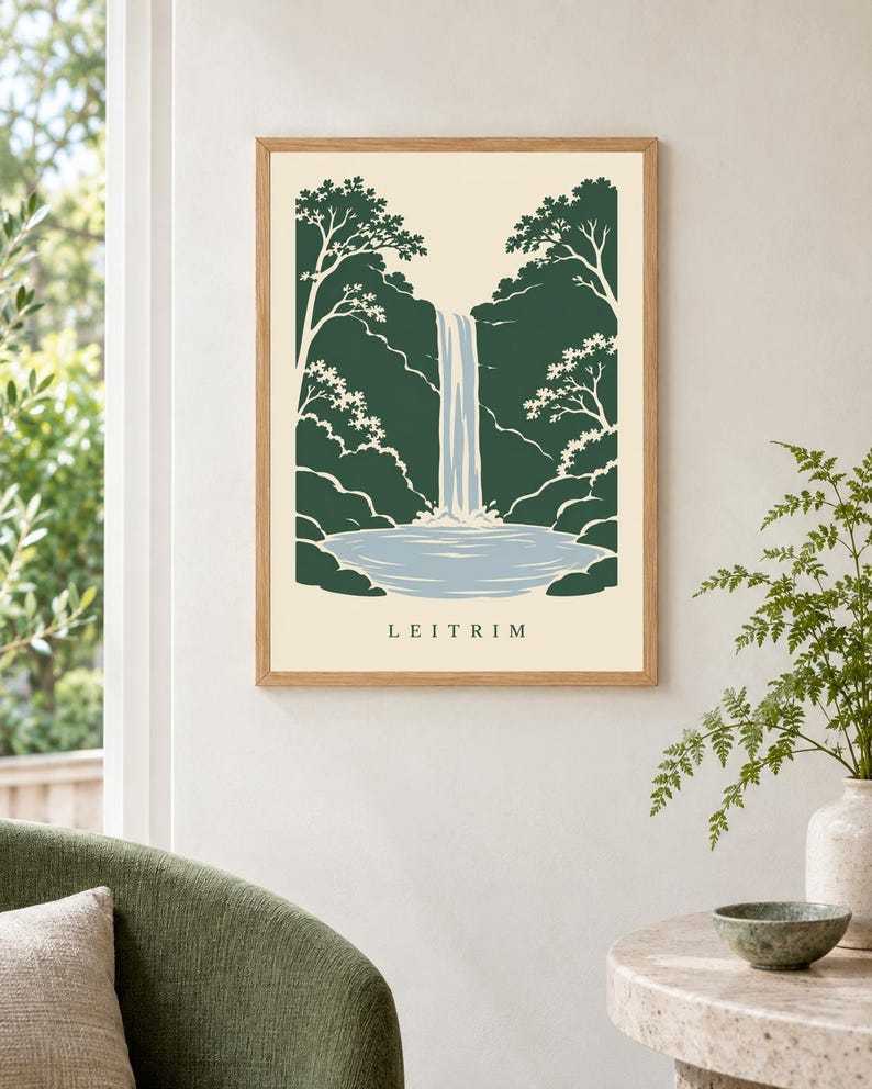 K&ouml;nnte beinhalten: Ein gerahmter Kunstdruck mit einer stilisierten Illustration eines Wasserfalls, der in ein Becken st&uuml;rzt, umgeben von dunkelgr&uuml;nen B&auml;umen und Blattwerk. Der Hintergrund ist cremefarben und das Wort LEITRIM ist unten in Schwarz aufgedruckt.