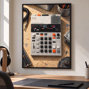 Pu&ograve; includere: Una stampa da parete incorniciata raffigurante un campionatore K.O. II con telaio grigio chiaro, pulsanti neri e accenti arancioni. Il dispositivo mostra il testo K.O. II e 128 MB SAMPLER COMPOSER su uno sfondo con texture in legno.