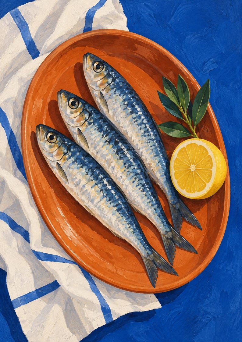 K&ouml;nnte beinhalten: Ein &Ouml;lgem&auml;lde von drei silber-blauen Sardinen auf einer ovalen, terrakottafarbenen Keramikplatte. Eine halbierte gelbe Zitrone und ein kleiner Zweig mit gr&uuml;nen Lorbeerbl&auml;ttern liegen neben den Fischen auf einem wei&szlig;en Tuch mit blauen Streifen.