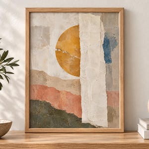 Puede incluir: Una pieza de arte mural enmarcada de forma rectangular que presenta una composici&oacute;n abstracta estilo collage. La obra muestra un gran c&iacute;rculo amarillo dorado, una franja vertical blanca texturizada y bandas horizontales superpuestas en tonos verde, rosa y gris.