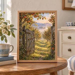 Peut inclure: Une peinture de paysage encadr&eacute;e repr&eacute;sentant un portail en bois ouvert menant &agrave; un verger ensoleill&eacute; rempli de pommiers. La sc&egrave;ne pr&eacute;sente un mur en pierre, de l'herbe verte luxuriante et un arri&egrave;re-plan montagneux brumeux sous un ciel doux.