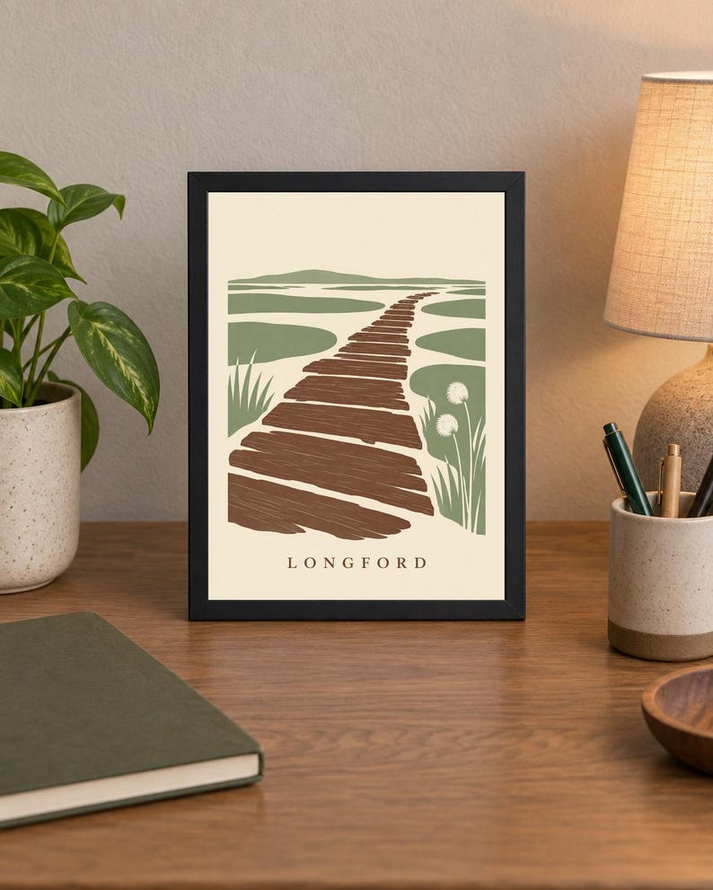 Puede incluir: Una l&aacute;mina enmarcada con una ilustraci&oacute;n estilizada de un sendero de madera marr&oacute;n que serpentea a trav&eacute;s de un pantano verde bajo un cielo crema, con el texto LONGFORD impreso en negro en la parte inferior central de la composici&oacute;n rectangular.