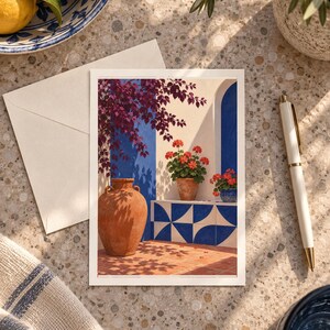 Pu&ograve; includere: Una cartolina rettangolare con l'illustrazione di un cortile mediterraneo che mostra una grande anfora in terracotta, gerani rossi in vaso, piastrelle geometriche blu e bianche e bouganville viola su una parete bianca.