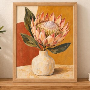 Pu&ograve; includere: Un dipinto incorniciato raffigurante un grande fiore di protea rosa e arancione con foglie verde scuro in un vaso testurizzato bianco sporco. Lo sfondo &egrave; composto da blocchi astratti di colore terracotta e giallo dorato su una superficie chiara.