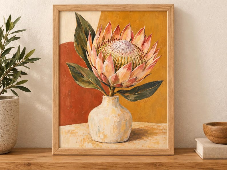 Pu&ograve; includere: Un dipinto incorniciato raffigurante un grande fiore di protea rosa e arancione con foglie verde scuro in un vaso testurizzato bianco sporco. Lo sfondo &egrave; composto da blocchi astratti di colore terracotta e giallo dorato su una superficie chiara.