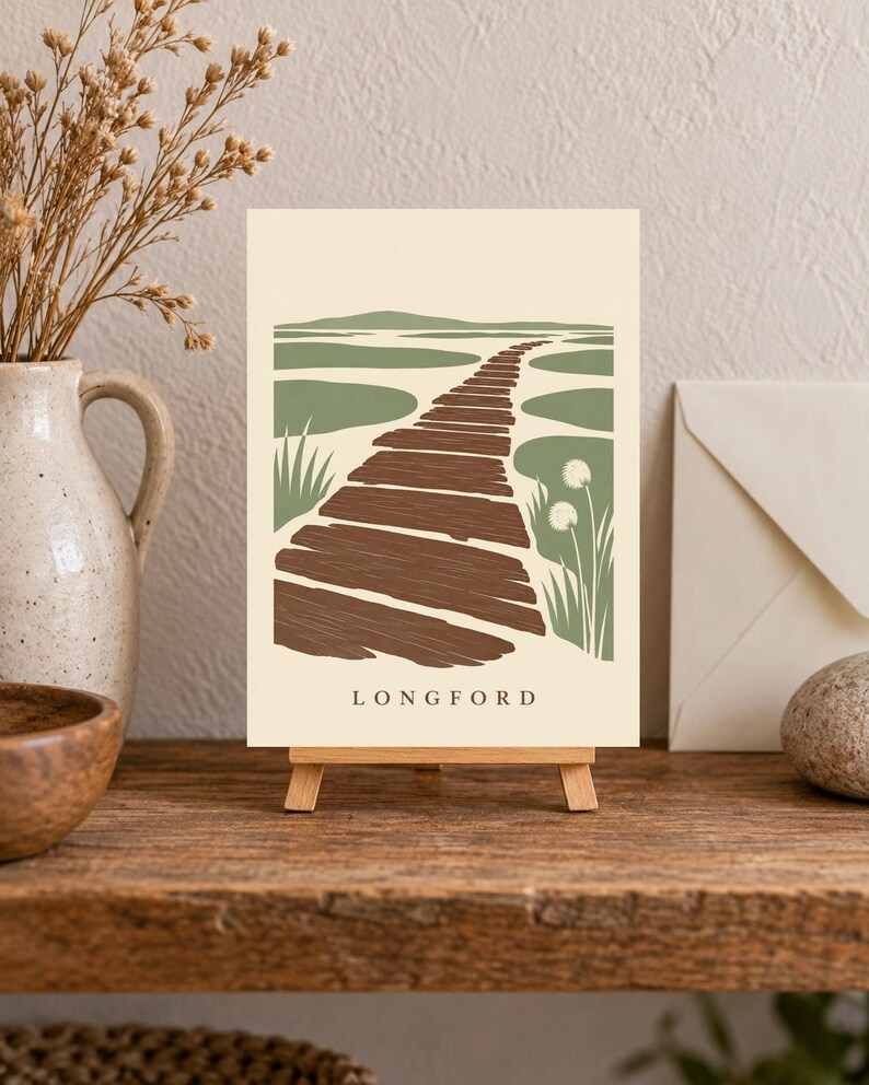 Puede incluir: Una l&aacute;mina rectangular sobre un peque&ntilde;o caballete de madera con una ilustraci&oacute;n paisaj&iacute;stica estilizada de un camino de madera marr&oacute;n que atraviesa un pantano verde sobre un fondo crema con el texto LONGFORD impreso en la parte inferior.