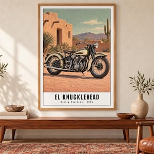 K&ouml;nnte beinhalten: Ein gerahmter Kunstdruck, der ein historisches Harley-Davidson-Motorrad von 1936 zeigt, geparkt in einer W&uuml;stenlandschaft mit Adobe-Geb&auml;uden und einem Kaktus. Der Text unten lautet EL KNUCKLEHEAD Harley-Davidson 1936 in schwarzen Gro&szlig;buchstaben.
