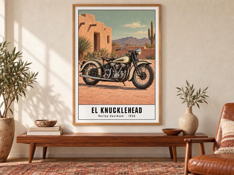 K&ouml;nnte beinhalten: Ein gerahmter Kunstdruck, der ein historisches Harley-Davidson-Motorrad von 1936 zeigt, geparkt in einer W&uuml;stenlandschaft mit Adobe-Geb&auml;uden und einem Kaktus. Der Text unten lautet EL KNUCKLEHEAD Harley-Davidson 1936 in schwarzen Gro&szlig;buchstaben.