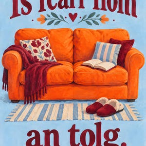K&ouml;nnte beinhalten: Eine Illustration eines leuchtend orangefarbenen Sofas mit einer kastanienbraunen Decke, einem Kissen mit Blumenmuster, einem blau-wei&szlig; gestreiften Kissen und einem offenen Buch. Ein Paar kastanienbraune Hausschuhe steht auf einem blau-wei&szlig; gestreiften Teppich. Text: Is fearr liom an tolg.