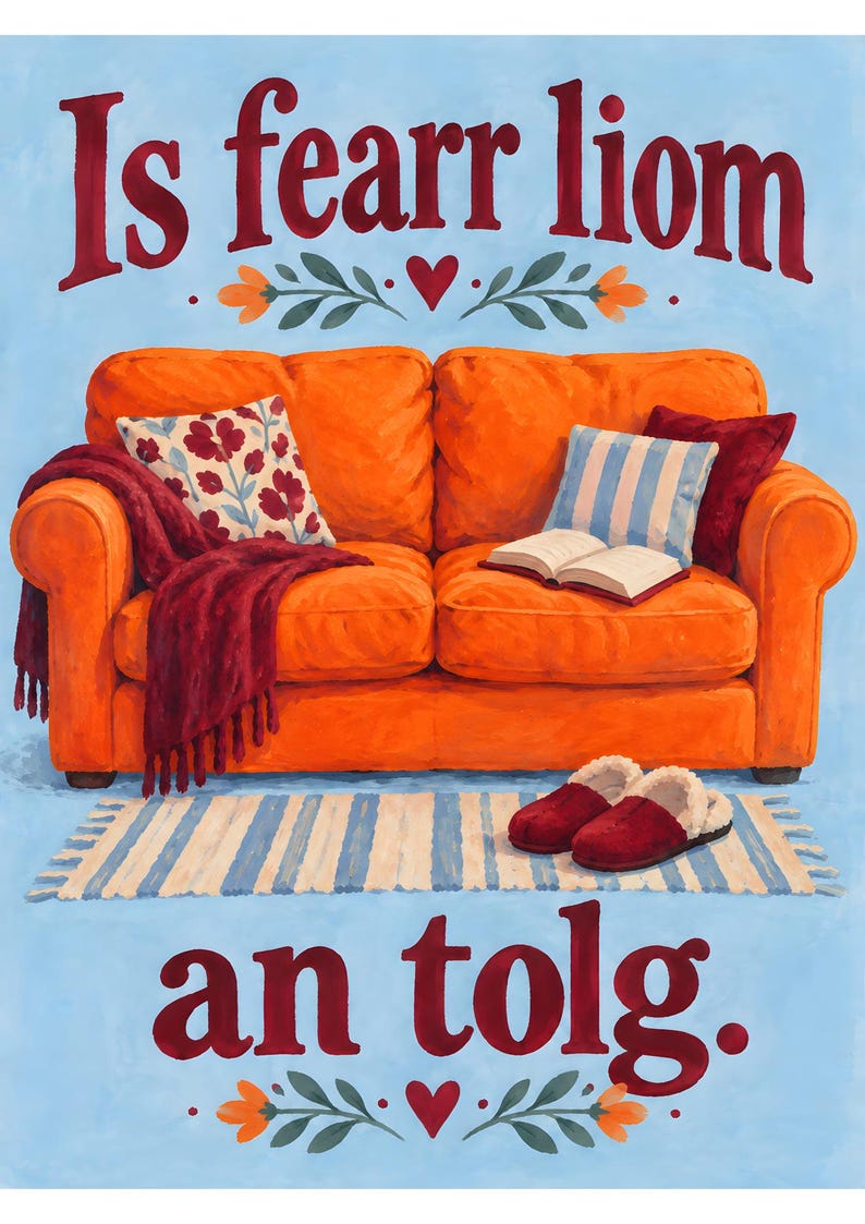K&ouml;nnte beinhalten: Eine Illustration eines leuchtend orangefarbenen Sofas mit einer kastanienbraunen Decke, einem Kissen mit Blumenmuster, einem blau-wei&szlig; gestreiften Kissen und einem offenen Buch. Ein Paar kastanienbraune Hausschuhe steht auf einem blau-wei&szlig; gestreiften Teppich. Text: Is fearr liom an tolg.