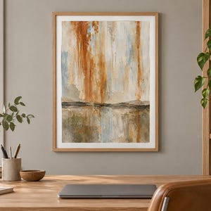 Pu&ograve; includere: Una stampa d'arte murale astratta incorniciata che presenta strisce verticali nei toni dell'arancione bruciato, blu tenue e crema sopra una linea orizzontale scura e strutturata, con una sezione inferiore in tonalit&agrave; terra verde oliva e marrone.
