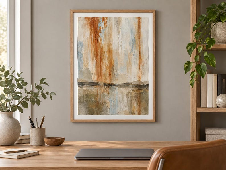 Pu&ograve; includere: Una stampa d'arte murale astratta incorniciata che presenta strisce verticali nei toni dell'arancione bruciato, blu tenue e crema sopra una linea orizzontale scura e strutturata, con una sezione inferiore in tonalit&agrave; terra verde oliva e marrone.