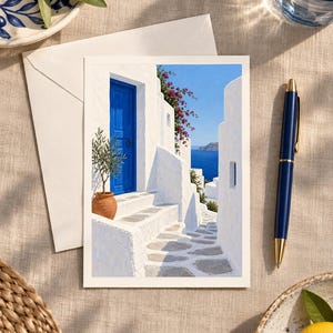 Puede incluir: Una tarjeta de felicitaci&oacute;n rectangular que muestra una pintura de un edificio blanco con una puerta azul brillante, escalones de piedra, un olivo en maceta y flores de buganvilla rosas, con vista al mar azul al fondo.