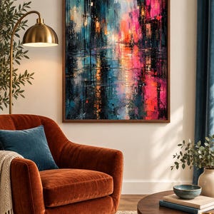 Puede incluir: Un cuadro rectangular enmarcado con una pintura abstracta de paisaje urbano que presenta trazos verticales vibrantes en rosa intenso, azul turquesa, azul marino y naranja brillante, representando una calle lluviosa con luces reflejadas.
