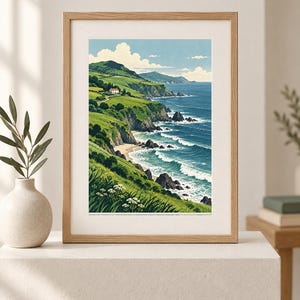 Pu&ograve; includere: Una stampa artistica incorniciata che raffigura un paesaggio costiero con colline verdi, una piccola casa bianca su una scogliera e un oceano blu con onde. La scena include coste rocciose, fiori selvatici bianchi e un cielo sereno.