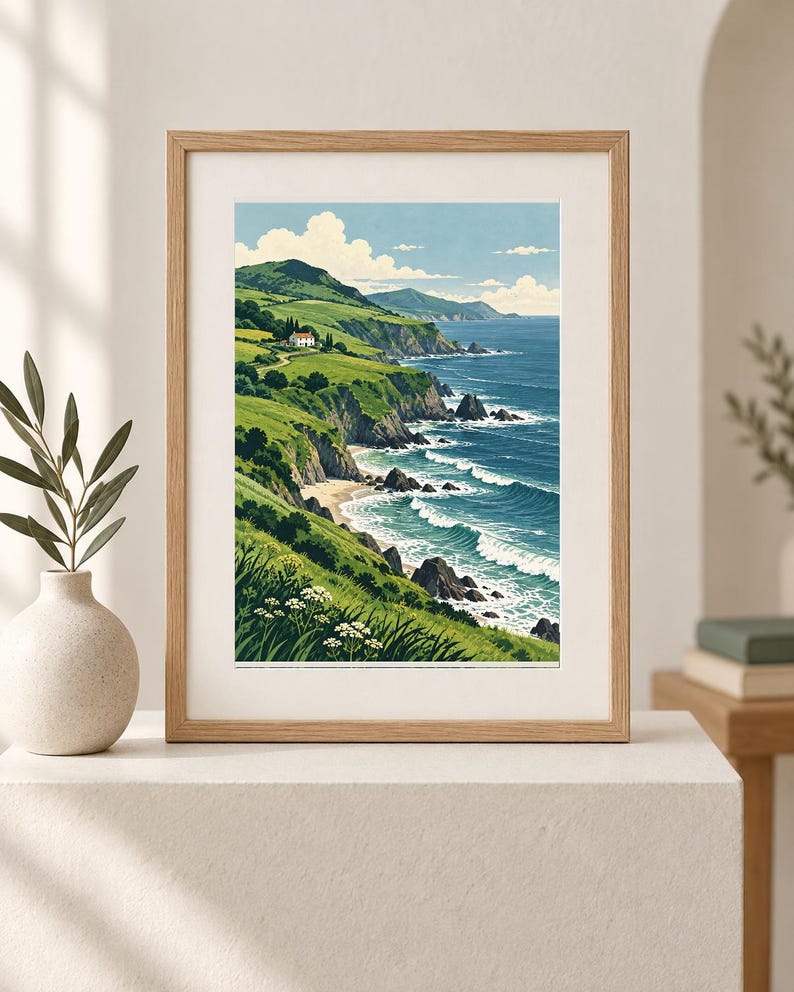 Pu&ograve; includere: Una stampa artistica incorniciata che raffigura un paesaggio costiero con colline verdi, una piccola casa bianca su una scogliera e un oceano blu con onde. La scena include coste rocciose, fiori selvatici bianchi e un cielo sereno.
