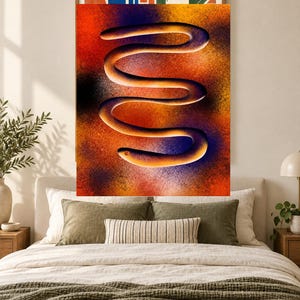 Puede incluir: Una impresi&oacute;n de arte mural rectangular que presenta una forma central tridimensional en espiral similar a una serpiente en tonos c&aacute;lidos de naranja y amarillo. El fondo es un degradado texturizado de rojo intenso, naranja, amarillo y morado oscuro.