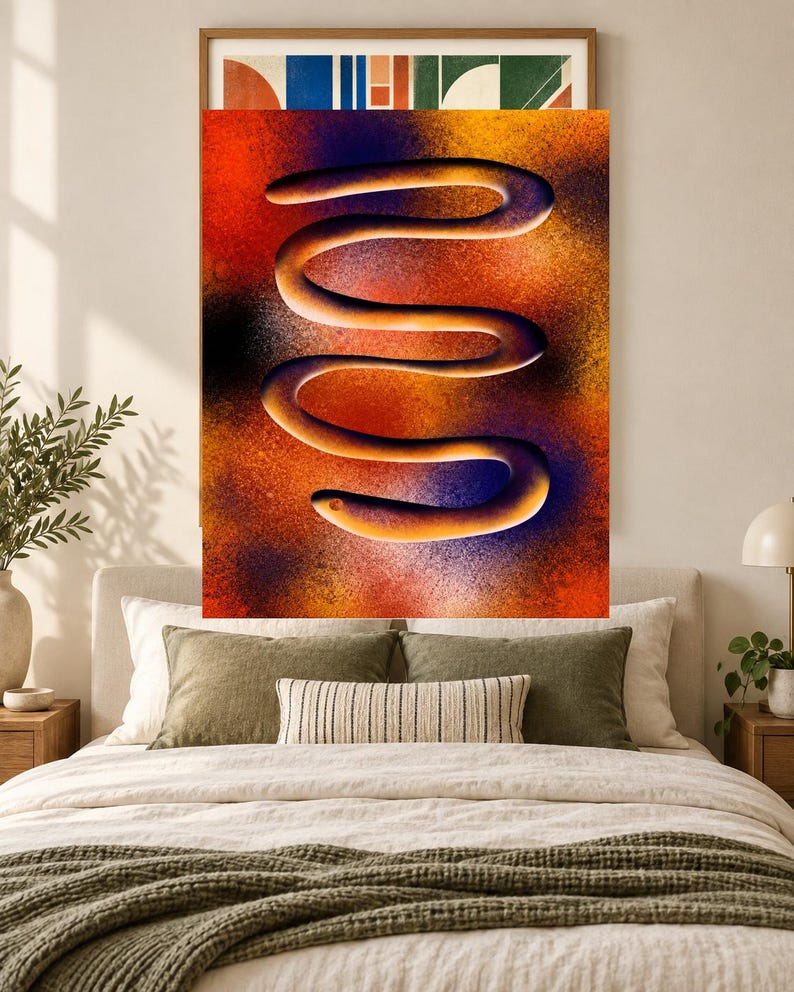 Puede incluir: Una impresi&oacute;n de arte mural rectangular que presenta una forma central tridimensional en espiral similar a una serpiente en tonos c&aacute;lidos de naranja y amarillo. El fondo es un degradado texturizado de rojo intenso, naranja, amarillo y morado oscuro.