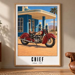 Pu&ograve; includere: Una stampa d'arte incorniciata raffigurante una motocicletta Indian Chief rossa del 1947 parcheggiata davanti a una stazione di servizio blu di met&agrave; secolo. La scena include una palma, montagne desertiche e pompe di benzina. Il testo in basso recita CHIEF Indian 1947.