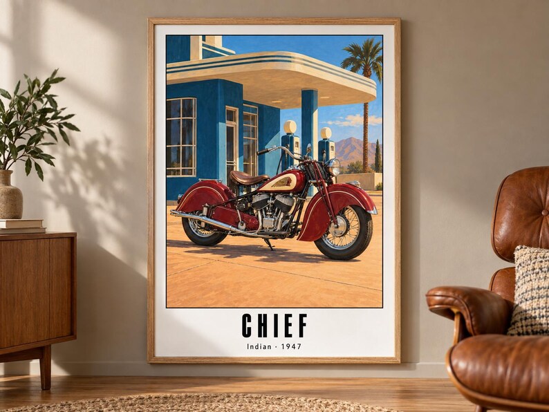 Pu&ograve; includere: Una stampa d'arte incorniciata raffigurante una motocicletta Indian Chief rossa del 1947 parcheggiata davanti a una stazione di servizio blu di met&agrave; secolo. La scena include una palma, montagne desertiche e pompe di benzina. Il testo in basso recita CHIEF Indian 1947.