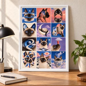 Op de afbeelding: Een ingelijste muurkunstprint met een raster van twaalf surrealistische illustraties van Siamezen. Het kunstwerk toont diverse sc&egrave;nes, waaronder katten met blauwe ogen, hemelse manen, trappen, wolken, spiegels en theekopjes in een levendig kleurenpalet.