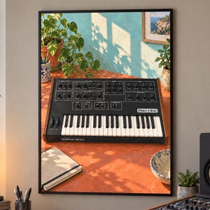 Pu&ograve; includere: Una stampa artistica da parete incorniciata che raffigura un sintetizzatore analogico nero Sequential Circuits Pro-One con pannelli laterali in legno, posizionato su una superficie arancione vivace con piante in vaso e un taccuino.
