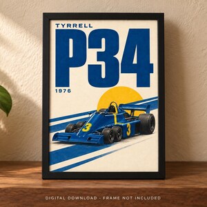 Pu&ograve; includere: Un poster incorniciato raffigurante un'auto da corsa blu Tyrrell P34 del 1976 con il numero 3 sul lato. Il design include una grande scritta blu TYRRELL P34, un sole giallo e strisce da corsa blu su uno sfondo color crema.
