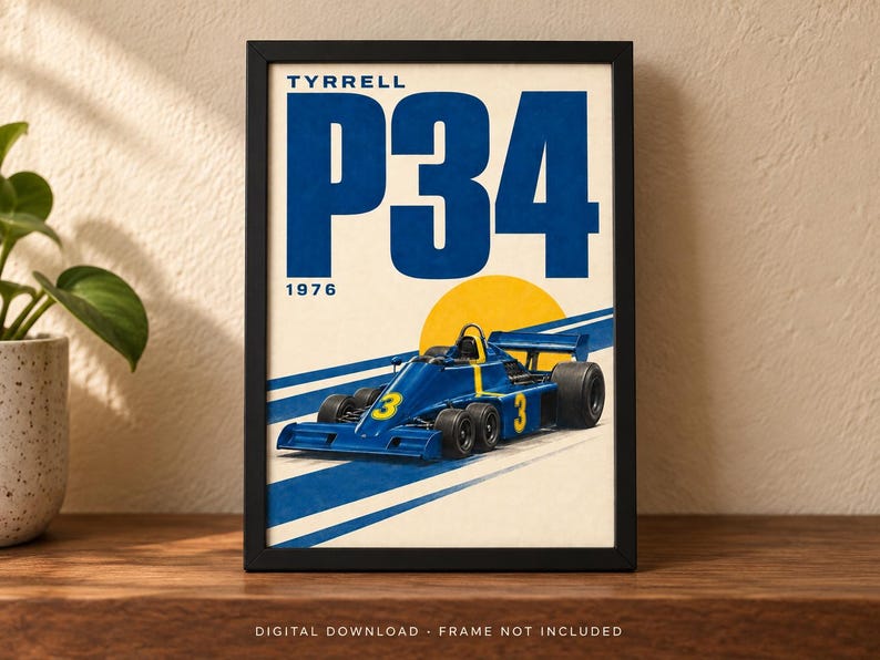 Pu&ograve; includere: Un poster incorniciato raffigurante un'auto da corsa blu Tyrrell P34 del 1976 con il numero 3 sul lato. Il design include una grande scritta blu TYRRELL P34, un sole giallo e strisce da corsa blu su uno sfondo color crema.