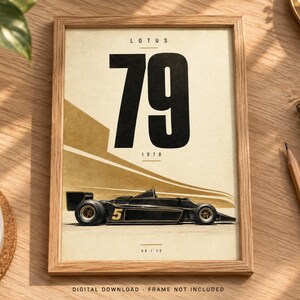 Pu&ograve; includere: Un poster incorniciato raffigurante un'auto da corsa di Formula 1 Lotus 79 nera e oro con il numero 5 sul lato. Il design include il testo LOTUS, il grande numero 79 e l'anno 1978 in uno stile minimalista su uno sfondo color crema.