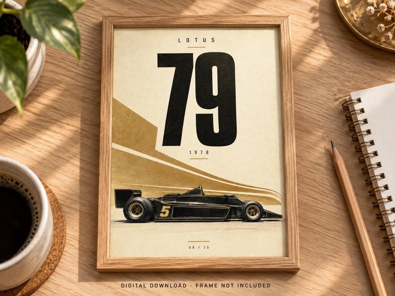 Pu&ograve; includere: Un poster incorniciato raffigurante un'auto da corsa di Formula 1 Lotus 79 nera e oro con il numero 5 sul lato. Il design include il testo LOTUS, il grande numero 79 e l'anno 1978 in uno stile minimalista su uno sfondo color crema.