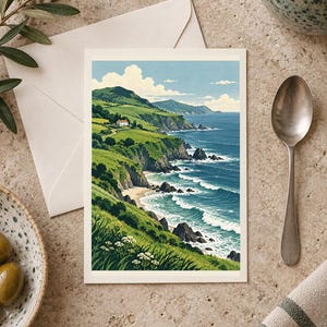 Pu&ograve; includere: Una cartolina rettangolare con un'illustrazione colorata di un paesaggio costiero con colline verdi, una piccola casa bianca con tetto rosso, scogliere rocciose e onde blu dell'oceano che si infrangono sulla riva sotto un cielo nuvoloso.