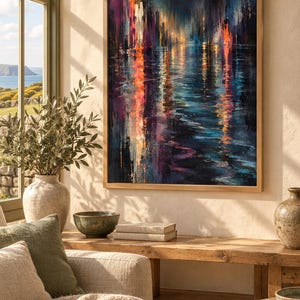 Op de afbeelding: Een rechthoekig wandkunstwerk in een lichthouten lijst met een abstract schilderij met verticale streken in diepblauw, paars en levendig oranje. De compositie toont lichtreflecties op een donker oppervlak met textuur.