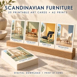 Op de afbeelding: Een set van 20 printbare kunstkaarten met Scandinavische meubelontwerpen, waaronder de Wishbone, Hunting, Paimio en Pelican stoelen. De kaarten staan in een houten standaard met tekstlabels die elke stoel en ontwerper identificeren.
