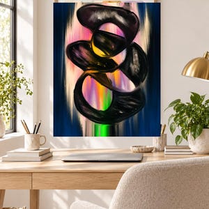 Op de afbeelding: Een rechthoekige wandkunstprint met een centrale abstracte compositie van dikke, wervelende zwarte penseelstreken over een verticale gradi&euml;ntachtergrond in levendige roze, oranje, gele en heldergroene tinten, ingelijst in een lichte houten rand.