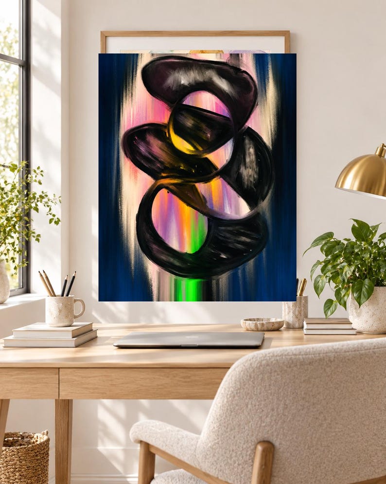Op de afbeelding: Een rechthoekige wandkunstprint met een centrale abstracte compositie van dikke, wervelende zwarte penseelstreken over een verticale gradi&euml;ntachtergrond in levendige roze, oranje, gele en heldergroene tinten, ingelijst in een lichte houten rand.