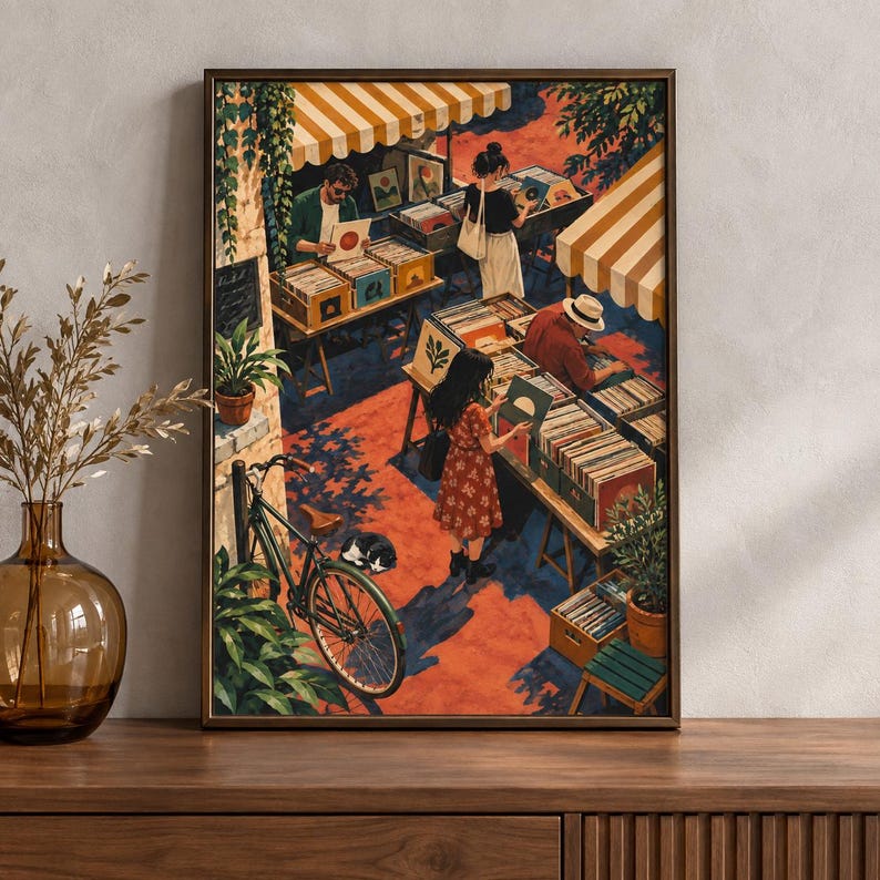 Pu&ograve; includere: Una stampa artistica incorniciata che raffigura un mercato di dischi in vinile all'aperto con tende a righe, persone che sfogliano casse di dischi, una bicicletta parcheggiata vicino a una pianta in vaso e un gatto che riposa a terra.