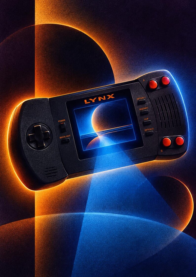 Pu&ograve; includere: Una console di gioco portatile nera con l'etichetta LYNX e uno schermo centrale che mostra un grafico planetario. Il dispositivo &egrave; dotato di un pad direzionale, due pulsanti rossi A e B e pulsanti di controllo etichettati Power, Backlight, Option 1, Restart e Flip.