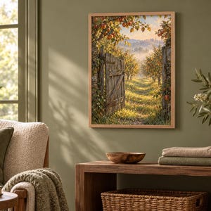 Peut inclure: Une impression d'art mural encadr&eacute;e repr&eacute;sentant un portail en bois ouvert menant &agrave; un verger ensoleill&eacute; rempli d'arbres fruitiers. La sc&egrave;ne montre un chemin serpentant entre les rang&eacute;es d'arbres sous un ciel doux, aux tons dor&eacute;s et naturels.