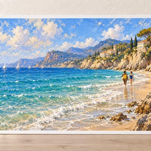 Puede incluir: Un cuadro de paisaje enmarcado que representa una soleada costa mediterr&aacute;nea con agua turquesa, olas de espuma blanca y veleros a lo lejos. Dos figuras caminan por la playa de arena cerca de acantilados rocosos con villas blancas y &aacute;rboles.