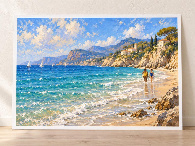 Puede incluir: Un cuadro de paisaje enmarcado que representa una soleada costa mediterr&aacute;nea con agua turquesa, olas de espuma blanca y veleros a lo lejos. Dos figuras caminan por la playa de arena cerca de acantilados rocosos con villas blancas y &aacute;rboles.