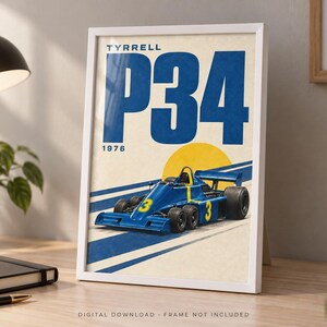 Pu&ograve; includere: Un poster incorniciato raffigurante un'auto da corsa di Formula 1 Tyrrell P34 blu del 1976. L'opera mostra il testo TYRRELL P34 1976, una grafica del sole gialla e strisce diagonali blu su uno sfondo color crema. L'auto &egrave; numerata con il 3.
