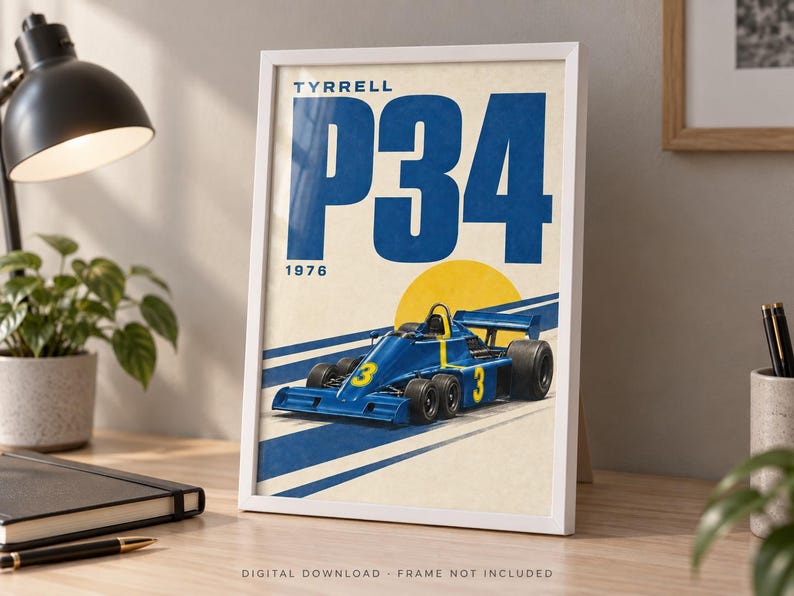 Pu&ograve; includere: Un poster incorniciato raffigurante un'auto da corsa di Formula 1 Tyrrell P34 blu del 1976. L'opera mostra il testo TYRRELL P34 1976, una grafica del sole gialla e strisce diagonali blu su uno sfondo color crema. L'auto &egrave; numerata con il 3.