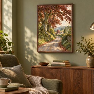 Puede incluir: Una impresi&oacute;n de arte mural rectangular que presenta un paisaje con un camino de tierra que serpentea a trav&eacute;s de una escena rural con grandes &aacute;rboles de follaje oto&ntilde;al, muros de piedra y una casa lejana, todo en un marco fino de color marr&oacute;n oscuro.