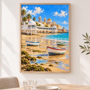 Op de afbeelding: Een ingelijste wandkunstprint met een kusttafereel met kleine houten boten op een zandstrand. Op de achtergrond staat een wit architectonisch bouwwerk met koepels en palmbomen langs het turquoise water onder een helderblauwe lucht.