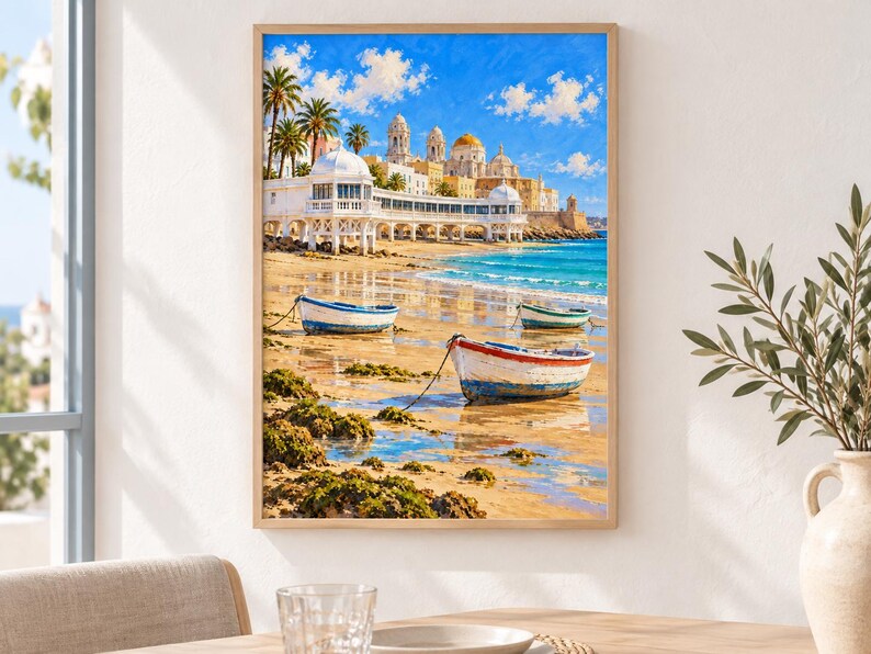 Op de afbeelding: Een ingelijste wandkunstprint met een kusttafereel met kleine houten boten op een zandstrand. Op de achtergrond staat een wit architectonisch bouwwerk met koepels en palmbomen langs het turquoise water onder een helderblauwe lucht.